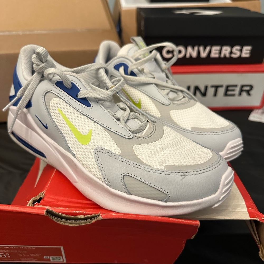 Nike Air Max Bolt Kids' White, Gray, and Blue Sneakers 7y/8.5w worn once